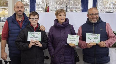 Carlos Ruiz y su hijo Bruno, Nieves Cirauqui y Fernando Osés, sujetando los premios ganados Carlos Ruiz y su hijo Bruno, Nieves Cirauqui y Fernando Osés, sujetando los premios ganados