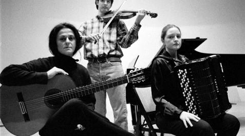 Jon Irizar (violín), Garbiñe Zertutxa (acordeón) Y Roxana Mori (guitarra), premiados en el Conservatorio en 1997.. Jon Irizar (violín), Garbiñe Zertutxa (acordeón) Y Roxana Mori (guitarra), premiados en el Conservatorio en 1997.