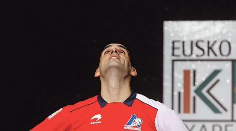 Joseba Ezkurdia se toma un respiro antes de recibir la txapela de campeón del Cuatro y Medio Joseba Ezkurdia se toma un respiro antes de recibir la txapela de campeón del Cuatro y Medio