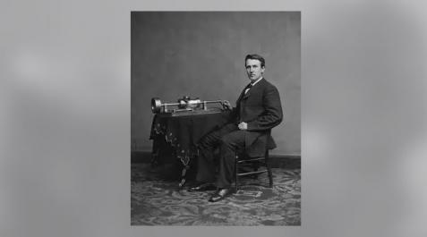 Edison junto a su segundo fonógrafo Edison junto a su segundo fonógrafo
