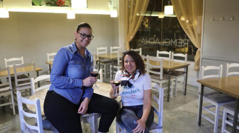 Eli y Yuli Martínez disfrutan de una copa de vino en La Remolacha Eli y Yuli Martínez disfrutan de una copa de vino en La Remolacha