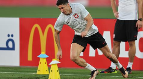 Robert lewandowski se ejercita con Polonia la víspera del debut mundialista contra México