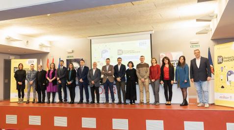 TudelaCiencia EN LA UPNA TUDELA De izda. a dcha.: Elisa Manero Gil (MAGMA), Gustavo Boillos Pérez (APEX), Ricardo Arrondo Gil (NTD Energy), Laura Corcuera Martínez (CENER), Javier Catalán López (Electrónica Falcón), Agurtzane Martínez Ortigosa (directora general de Innovación del Gobierno de Navarra), Ramón Gonzalo García (rector de la UPNA), Juan Cruz Cigudosa García (consejero de Universidad, Innovación y Transformación Digital), Alejandro Toquero Gil y Sergio Villava Gómez (presidente y gerente de Consorcio EDER, respectivamente), Gurutze Pérez Artieda (ingeniera y doctora de la UPNA), Eusebio Sáez García (EDER), Inés Echeverría Goñi (CNTA), Belén Galindo Lizaldre (responsable de Comunicación del Grupo La Información), Silvana Delgado Zúñiga (Exkal) y Rafael Loscos Sanz (Axium).