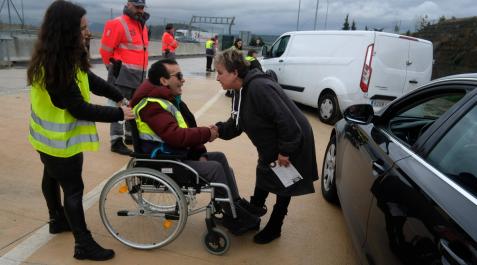 Luis González y la trabajadora social de ADACEN, Usua Purroy, saludan a Fátima Ramos, quien bajó del coche emocionada tras escuchar la historia de su accidente de tráfico Luis González y la trabajadora social de ADACEN, Usua Purroy, saludan a Fátima Ramos, quien bajó del coche emocionada tras escuchar la historia de su accidente de tráfico