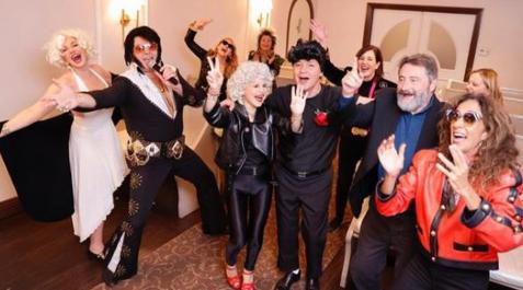 Eugenia Martínez de Irujo y Narcís Rebollo, disfrazados de Olivia Newton-John y John Travolta, en la renovación de sus votos en Las Vegas Instagram