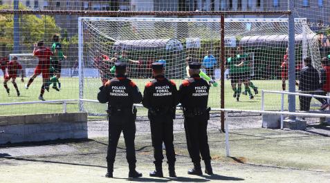 Agentes de la Policía Foral patrullan durante un partido disputado la temporada pasada Agentes de la Policía Foral patrullan durante un partido disputado la temporada pasada