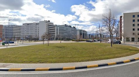 Cruce de la calle Valle de Egüés y de la avenida Cataluña, en el Soto de Lezkairu Lezkairu