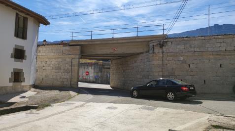UHARTE ARAKIL Imagen del puente ferroviario sobre el muro del siglo XIX