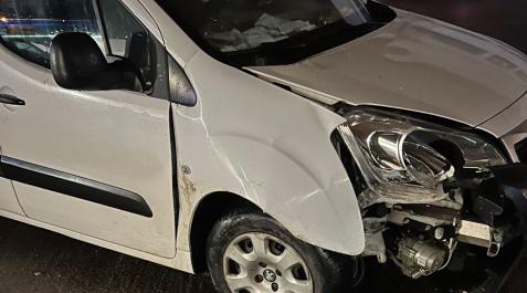 Una furgoneta choca contra una farola en Mutilva y su conductor da positivo en alcohol y cocaína Una furgoneta choca contra una farola en Mutilva y su conductor da positivo en alcohol y cocaína