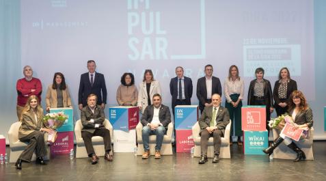 Autoridades, participantes e invitados al programa ‘Impulsar Navarra’ celebrado ayer en Ribaforada posaron juntos sobre el escenario de la casa de cultura Autoridades, participantes e invitados al programa ‘Impulsar Navarra’ celebrado ayer en Ribaforada posaron juntos sobre el escenario de la casa de cultura