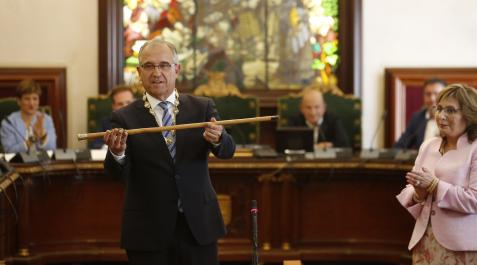 Enrique Maya, con el bastón de mando en el salón de plenos el día que tomó posesión como alcalde en junio de 2019 Enrique Maya