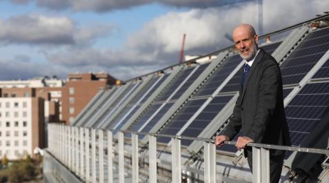 Pablo Ayesa en una de las azoteas del CENER. El edificio está lleno de placas fotovoltaicas y prototipos de tecnología relacionada con las energías renovables. Pablo Ayesa en una de las azoteas del CENER. El edificio está lleno de placas fotovoltaicas y prototipos de tecnología relacionada con las energías renovables