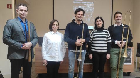 La edil Merche Añón y Miguel Tantos, en el centro, y junto al resto de asistentes a la presentación del concierto La edil Merche Añón y Miguel Tantos, en el centro, y junto al resto de asistentes a la presentación del concierto