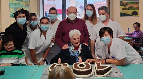 Francisca Miranda, rodeada de personal de la residencia, se dispone a soplar las velas de su tarta Francisca Miranda, rodeada de personal de la residencia, se dispone a soplar las velas de su tarta