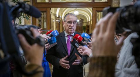maya-ayunta Enrique Maya atiende ayer a los medios en la segunda planta del Ayuntamiento de Pamplona
