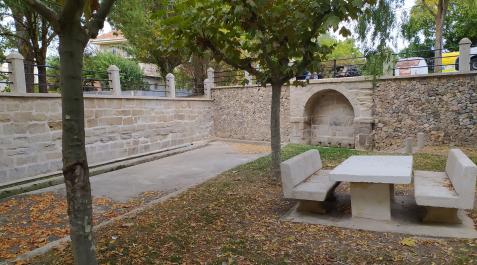 Fuente vieja Viana 2 El entorno de la Fuente Vieja tras las labores de limpieza y rejuntado de piedras