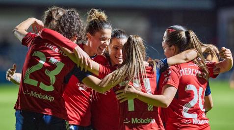 Abrazo entre Maite Valero, Mar Torras, María González, Miriam Rivas, Iara Lacosta, Merche Izal y Alexia Blanco, tras el gol de Iara