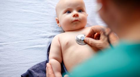 Bebé y médico La bronquiolitis afecta especialmente a menores de dos años
