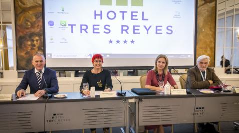 José Roldán (coordinador de trasplantes de Navarra), Santos Induráin, Beatriz Domínguez-Gil (directora de la Organización Nacional de Trasplantes) y Fernando Comas (Asociación Informadores de la Salud) José Roldán (coordinador de trasplantes de Navarra), Santos Induráin, Beatriz Domínguez-Gil (directora de la Organización Nacional de Trasplantes) y Fernando Comas (Asociación Informadores de la Salud)