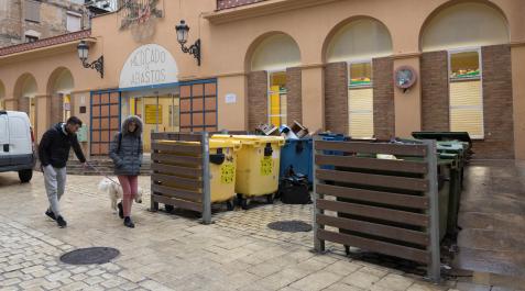 Fachada del Mercado de Abastos, con los contenedores Fachada del Mercado de Abastos, con los contenedores