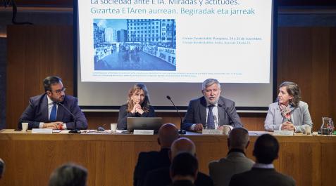 El vicepresidente Javier Remírez, Inés Olaizola (vicerrectora de la UPNA), Florencio Domínguez (director del Memorial de Víctimas del Terrorismo) y Marta Rodríguez, codirectora del curso El vicepresidente Javier Remírez, Inés Olaizola (vicerrectora de la UPNA), Florencio Domínguez (director del Memorial de Víctimas del Terrorismo) y Marta Rodríguez, codirectora del curso