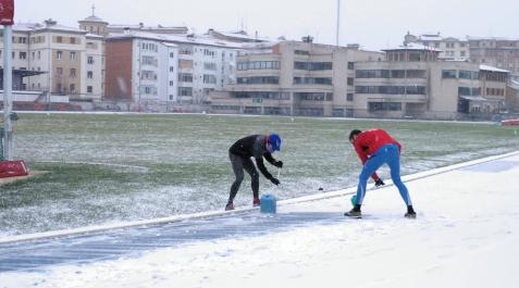 nieve Ayrton Azcue y Javi Nagore quitan nieve de Larrabide en 2021
