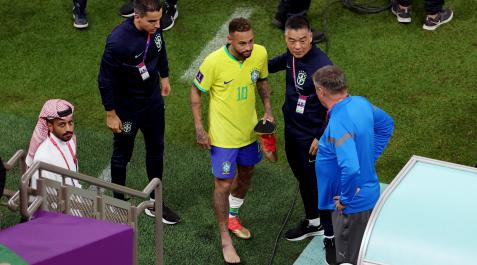 Neymar se retira lesionado tras el duelo contra Serbia