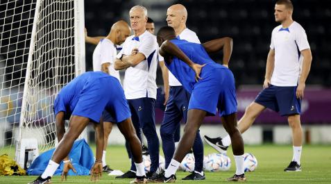 Francia Didier Deschamps conversa con un ayudante durante el entrenamiento de Francia este viernes, 25 de noviembre