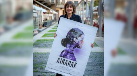 Anne Etchegoyen, este viernes, con el cartel de la película Anne Etchegoyen, este viernes, con el cartel de la película