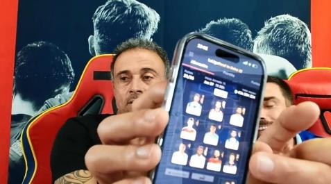 Luis Enrique Luis Enrique enseña su equipo del 'Fantasy' donde aparece Aimar Oroz