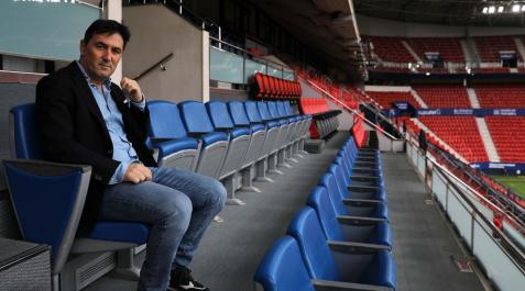 Braulio Vázquez, sentado en el palco en El Sadar, donde suele ver los partidos Braulio Vázquez, sentado en el palco en El Sadar, donde suele ver los partidos