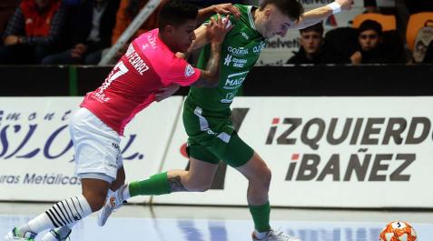 El ala del Valdepeñas Bynho, que regresó al Anaitasuna, defiende a Andrés Geraghty, ala de Osasuna Magna