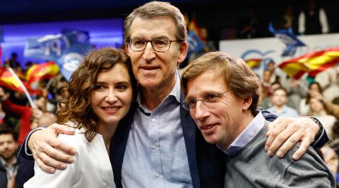 AYUSO-FEIJOO-ALMEIDA El líder del PP, Alberto Núñez Feijóo, acompañado por la presidenta de la Comunidad de Madrid, Isabel Diaz Ayuso, y el alcalde madrileño, José Luis MArtínez Almeida, durante el acto del PP 'En defensa de un gran país'