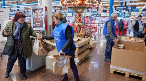 banco-alimentos-recogida Voluntarios recogiendo donaciones en el Hipermercado Eroski de Pamplona para la Gran Recogida del Banco de Alimentos