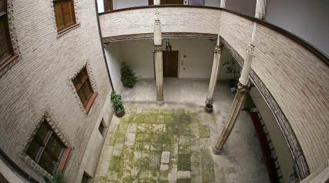 Patio casa de cultura de ESTELLA *A: MONTXO A.G.
*F: 19-01-2011
*L: ESTELLA
*P:
*T: PATIO DE LA CASA DE CULTURA FRAY DIEGO