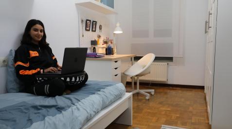 En su habitación, con un portátil, Chaimae Hamda En su habitación, con un portátil, Chaimae Hamda
