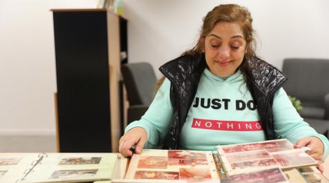 Reviviendo su historia ante un despliegue de imágenes, Saturnina Dos Santos De los Ángeles Reviviendo su historia ante un despliegue de imágenes, Saturnina Dos Santos De los Ángeles