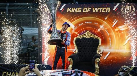 Mikel Azcon Mikel Azcona, con el trofeo que le acredita como campeón del mundo de Turismos (WTCR)