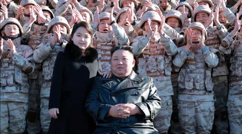 Kim-Jong-un-hija Kim Jong-un junto a su hija en una sesión de fotos con altos cargos del régimen involucrados en el último lanzamiento de un misil intercontinental