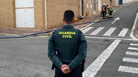 Guardia Civil y Bomberos, en el lugar del suceso Guardia Civil y Bomberos, en el lugar del suceso