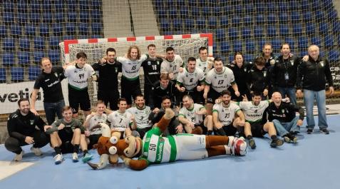 La plantilla del Helvetia Anaitasuna celebra el fin de la mala racha Helvetia Anaitasuna