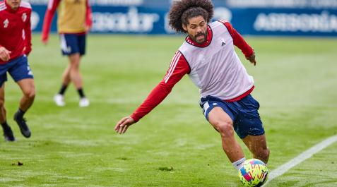 Aridane intenta evitar que el balón salga por la línea en un entrenamiento de la semana pasada Aridane intenta evitar que el balón salga por la línea en un entrenamiento de la semana pasada