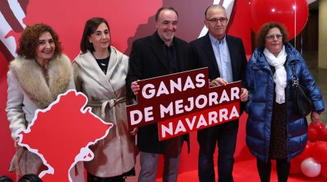 Por la izquierda: Yolanda Ibáñez (secretaria general), Carolina Moreno de Gracia (mujer de Javier Esparza), Javier Esparza (presidente de UPN), Enrique Maya (vicepresidente) y su mujer, Lola Pabolaza Por la izquierda: Yolanda Ibáñez (secretaria general), Carolina Moreno de Gracia (mujer de Javier Esparza), Javier Esparza (presidente de UPN), Enrique Maya (vicepresidente) y su mujer, Lola Pabolaza