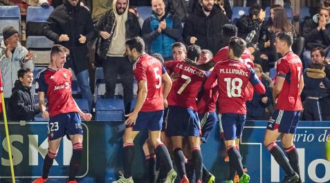 El autor del definitivo 3-2 Christian Mutilva (izda.) celebra el gol con Unai Dufur y varios de sus compañeros mientras la afición aplaude