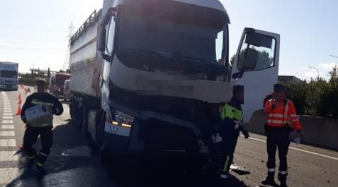 Imagen del camión implicado en el accidente con dos heridos en la A-68 en Tudela Imagen del camión implicado en el accidente con dos heridos en la A-68 en Tudela