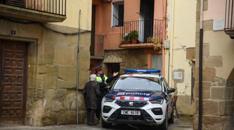 incendio artesa mossos Un Mosso d'Escuadra habla con una vecina en la plaza Mayor de Artesa de Segre (Lleida) donde la policía catalana ha detenido a un hombre que ha provocado un incendio en un con su mujer en el interior