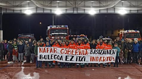 leitzaprotesta Instantánea de la protesta llevada a cabo ayer por la tarde en el nuevo solar cubierto de la escuela e instituto de Leitza