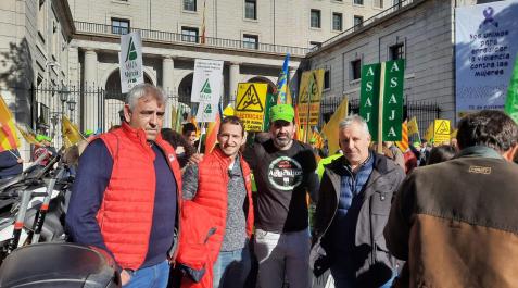 Representantes de UAGN, este martes en Madrid frente a la sede del Ministerio de Transición Ecológica Representantes de UAGN, este martes en Madrid frente a la sede del Ministerio de Transición Ecológica