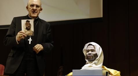 El arzobispo de Madrid, y vicepresidente de la CEE, Carlos Osoro (i), posa junto a la reconstrucción facial del patrón de Madrid, San Isidro, este lunes, durante la presentación de las conclusiones del estudio forense del cuerpo de San Isidro Labrador San Isidro