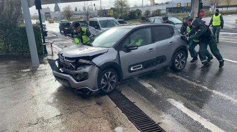 Imagen del vehículo que ha chocado con un taxi este martes en Pamplona Imagen del vehículo que ha chocado con un taxi este martes en Pamplona